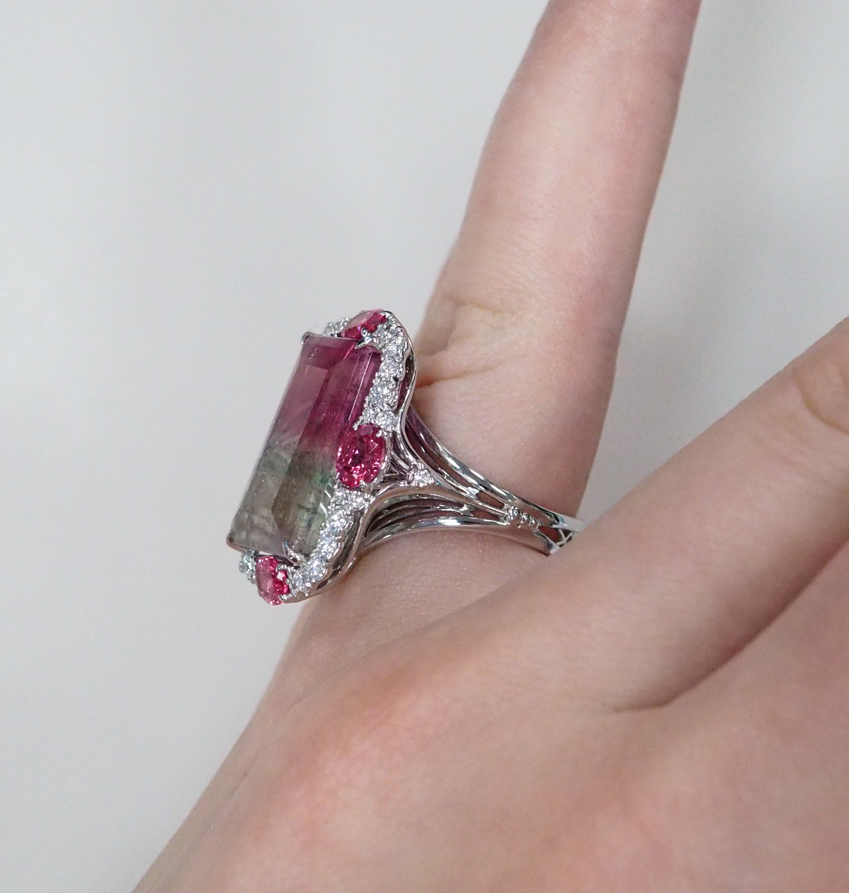 Кольцо из белого золота с турмалином